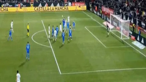 独占鳌头！CBA杯巅峰对决：上海与广东激战正酣，精彩分析一触即发！