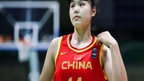 “热刺新地标惊艳英伦，曼联借鉴尖端智慧，探秘足球场成功秘诀！”